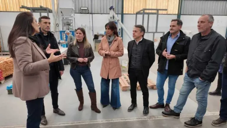 Natalia de la Sota durante su visita a Rosario junto a dirigentes del peronismo santafesino