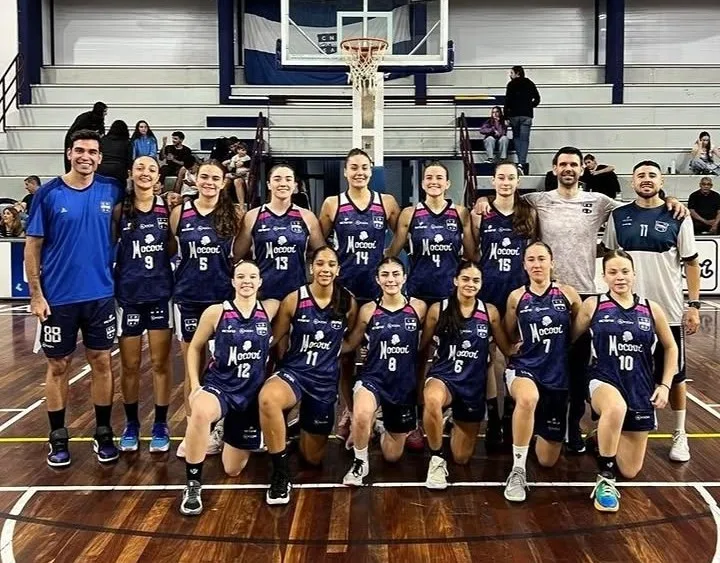 Jugadoras de básquet de Náutico en acción durante el partido contra Maciel.