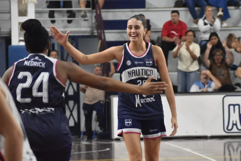 Jugadoras de Náutico Hacoaj en acción durante un partido de la Liga Femenina de Básquet.