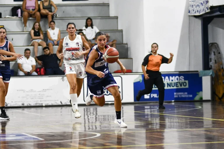 Jugadoras de básquet de Náutico y Quimsa en acción durante un partido de la Liga Femenina