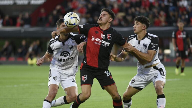 Plantel de Newell's Old Boys durante un entrenamiento previo al partido.