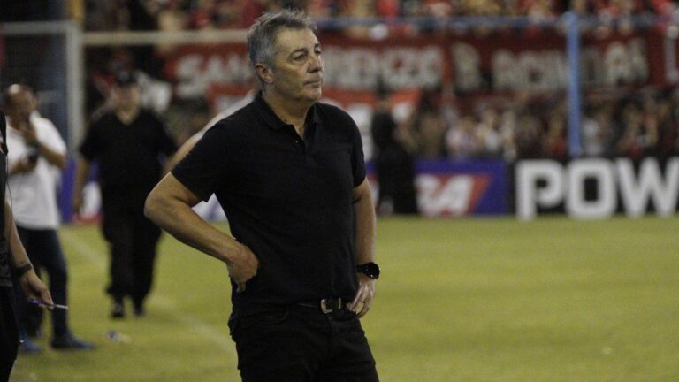 Franco García de Newell's Old Boys celebra su gol ante Central Córdoba.