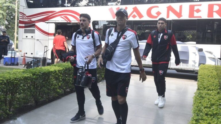 Plantel de Newell's Old Boys durante una activación previa al partido.