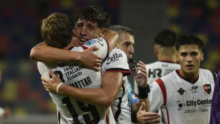 Delanteros de Newell's Old Boys celebrando un gol en el Apertura.