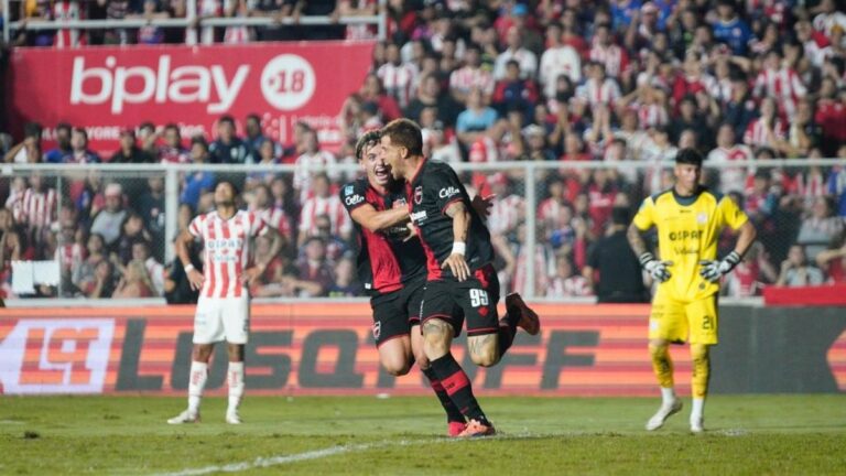 Jugadores de Newell's Old Boys celebran un gol durante el partido contra Unión de Santa Fe en el estadio 15 de Abril.