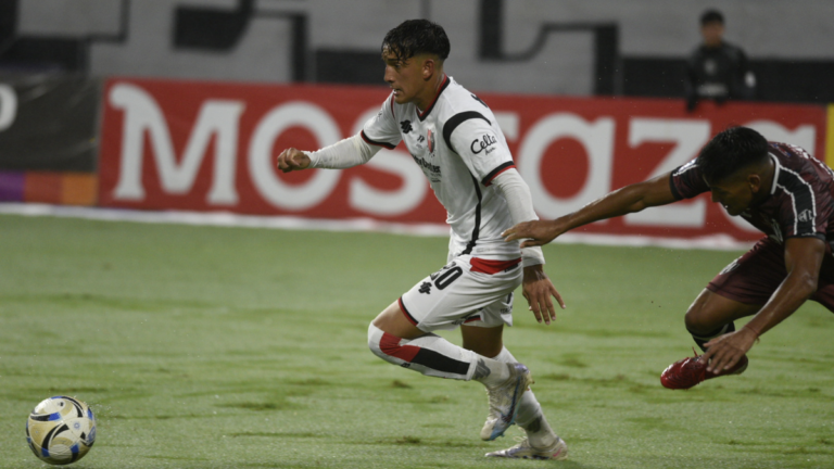 Jugadores de Newell's Old Boys celebrando un gol durante el partido contra Central Córdoba en el estadio Madre de Ciudades.