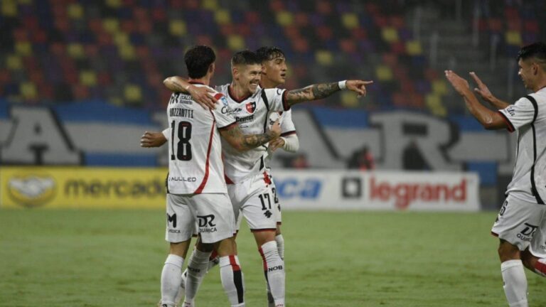 Jugadores de Newell's Old Boys celebrando un gol durante el partido contra Central Córdoba en el estadio Madre de Ciudades.