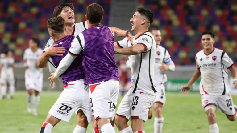Escudos de Unión de Santa Fe y Newell's Old Boys enfrentados