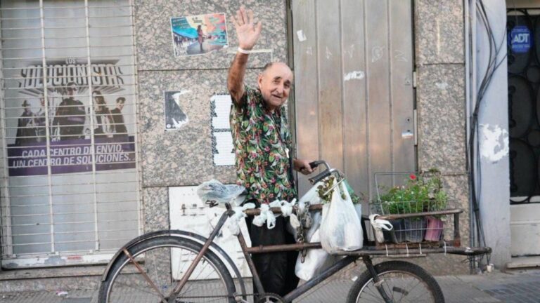 Nino 'Plantines' Espinoza con su bicicleta y sus plantas en una calle de Rosario.