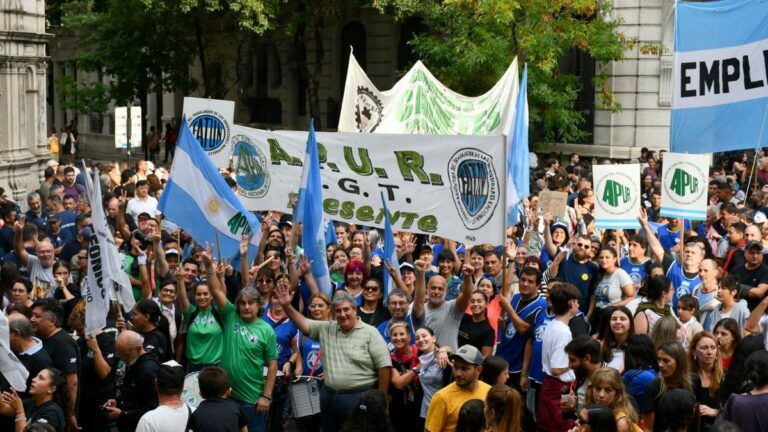 Personal no docente de la Universidad Nacional de Rosario en asamblea.