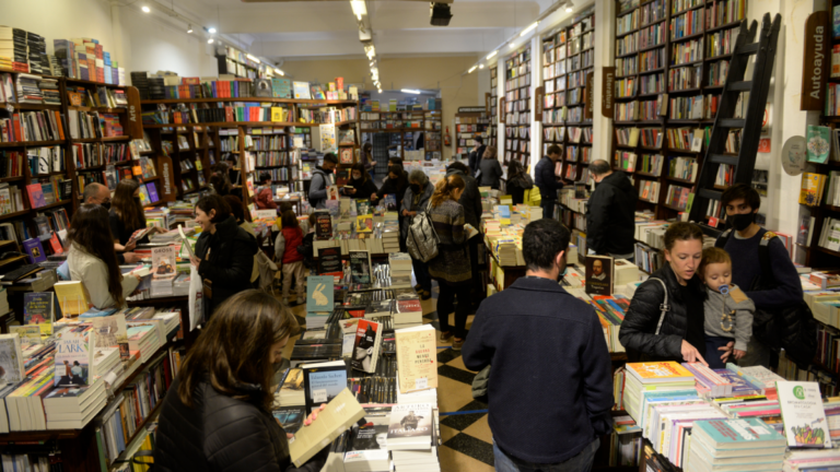 Fachada de librería con clientes durante la Noche de las Librerías en Santa Fe