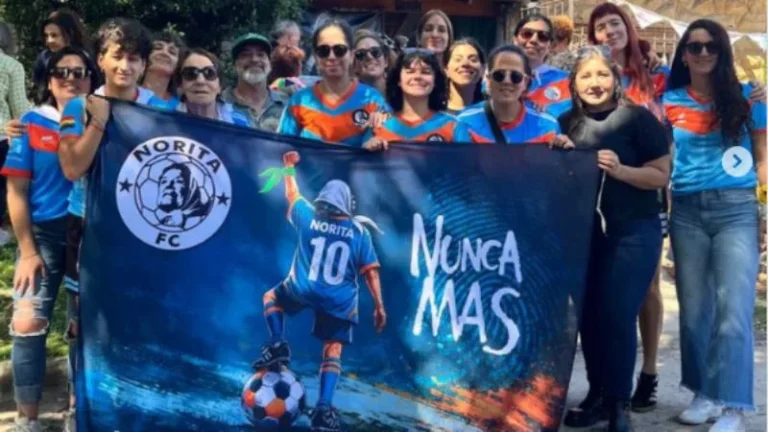 Integrantes de Norita Fútbol Club posan con su camiseta celeste y naranja en un campo de juego.