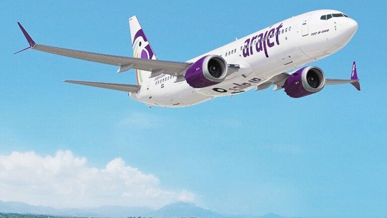 Avión Boeing 737 MAX 8 de Arajet en pista de despegue