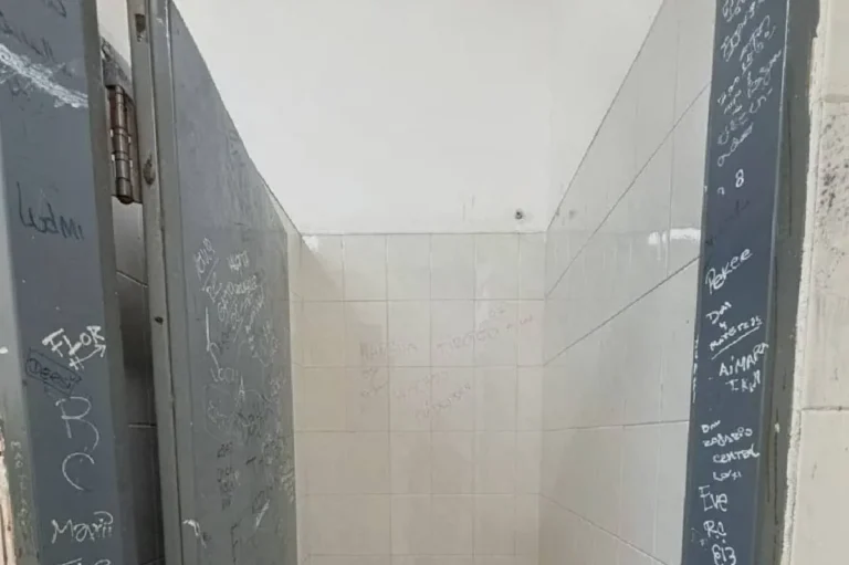 Fachada de una escuela en la ciudad de Rosario, provincia de Santa Fe