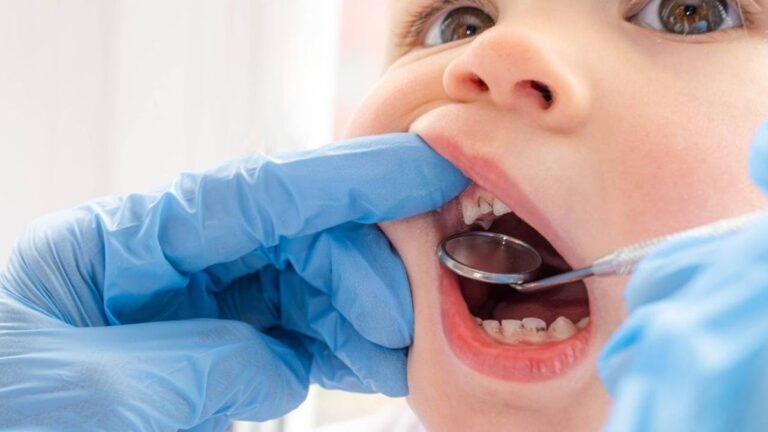 Niño en consulta odontológica en Rosario