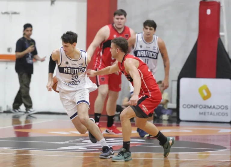 Jugadores de Olimpia de Venado Tuerto y Náutico de Rosario en partido de la Liga Federal de básquet