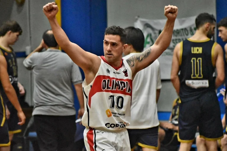 Jugadores de Olimpia de Venado Tuerto en acción durante el partido de la Liga Federal contra Gimnasia.