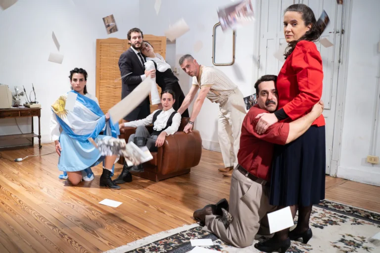 Escena de la obra Perfume Patria de Francisco Tico Fissolo en Theobald, Santa Fe