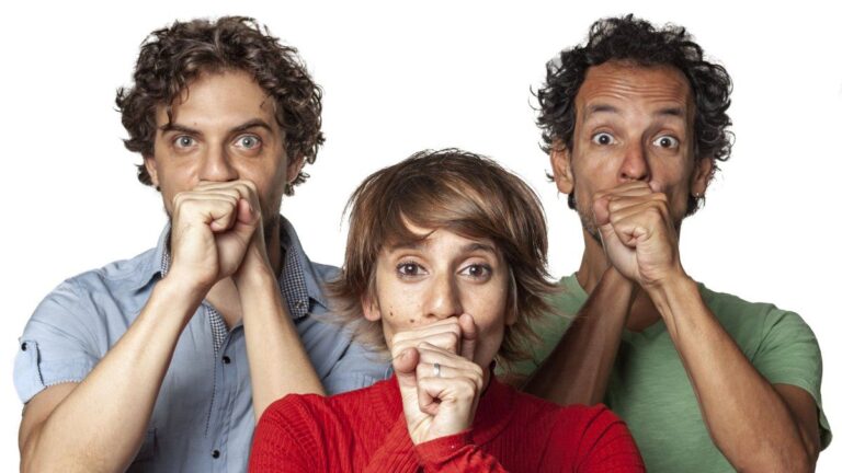 Integrantes del grupo Pim Pau en escena durante una presentación musical.