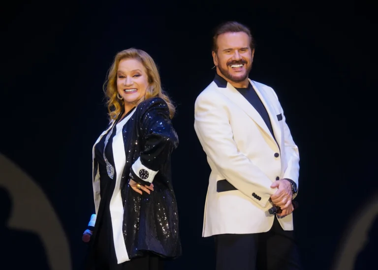 Los hermanos Lucía y Joaquín Galán, del dúo Pimpinela, en el escenario durante su show.
