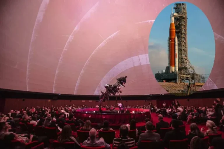 Público observando la proyección del lanzamiento de un cohete en la cúpula del Planetario de Santa Fe.