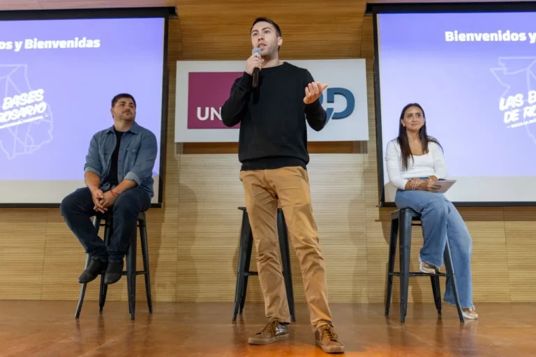 Encuentro de Las Bases de Rosario con concejales y vecinos debatiendo la Carta Orgánica