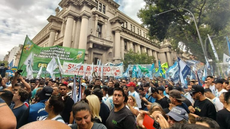 Manifestación de gremios en Rosario por el Día del Trabajador