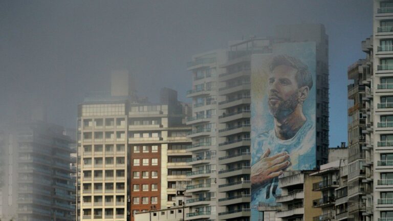 Ilustración del pronóstico del tiempo con símbolos de neblina y nubes sobre la ciudad de Rosario