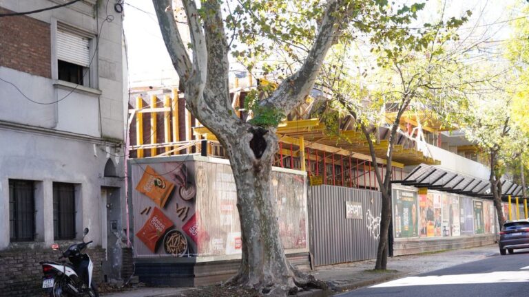 Motos estacionadas en vereda frente a una obra en construcción en Rosario
