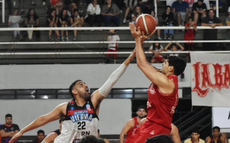 Jugadores de básquet en acción durante un partido de la Liga Argentina.