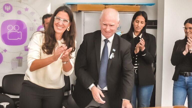 Vista aérea del nuevo polo educativo de Puerto San Martín y tránsito en la Ruta Nacional 11.