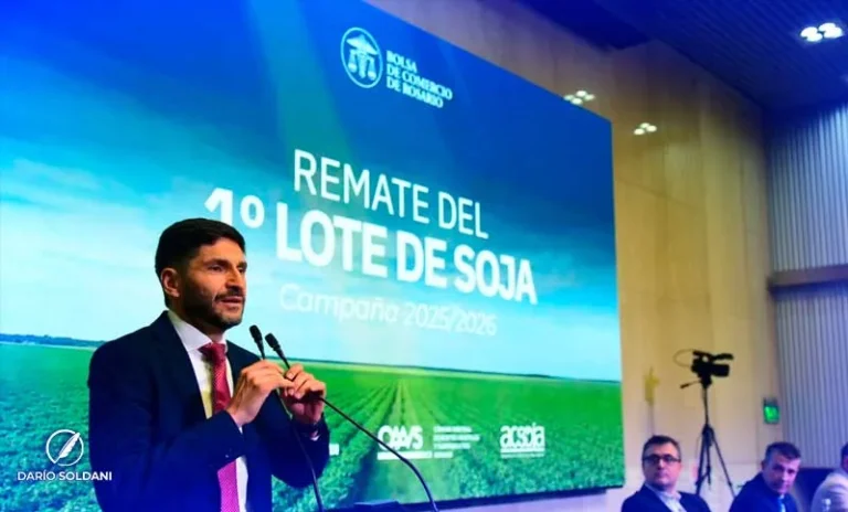 Maximiliano Pullaro durante el remate del primer lote de soja en la Bolsa de Comercio de Rosario