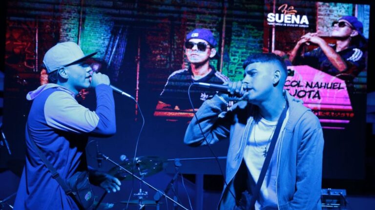 Artistas en el escenario durante un festival de música urbana en el Teatro Lavardén de Santa Fe.