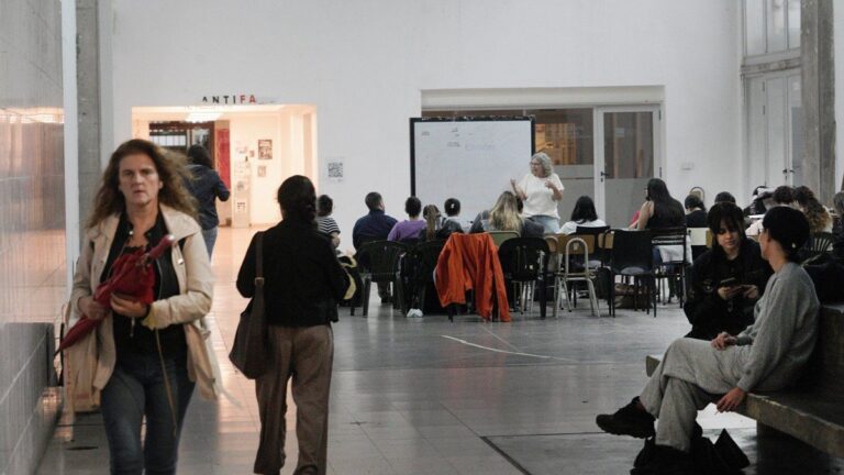Franco Bartolacci, rector de la UNR y presidente del CIN, durante una declaración a la prensa.