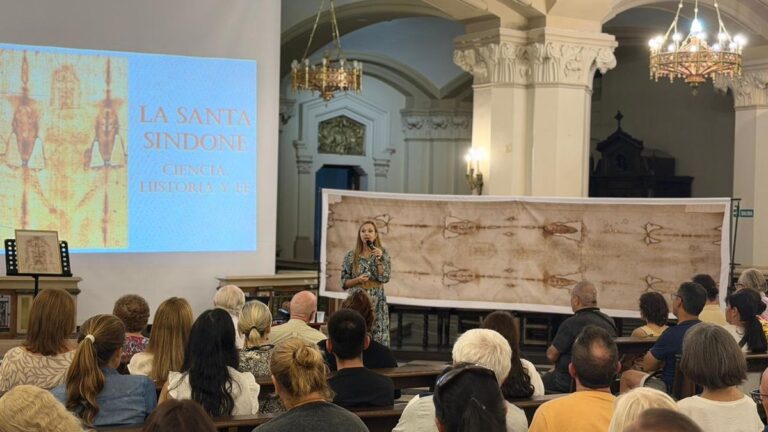 Réplica de la Sábana Santa expuesta en la iglesia María Auxiliadora de Rosario durante una charla.