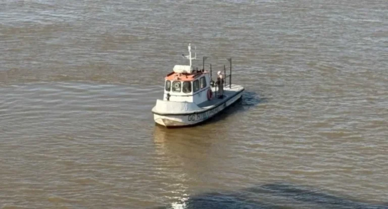 Operativo de rescate en el río Paraná a la altura del Club Naútico Avellaneda, Santa Fe