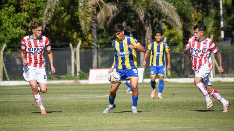 Jugadores de la reserva de Central celebrando un gol en el partido contra Unión en Santa Fe