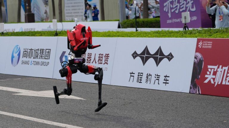 Robot humanoide compitiendo en una carrera de media maratón en Beijing.