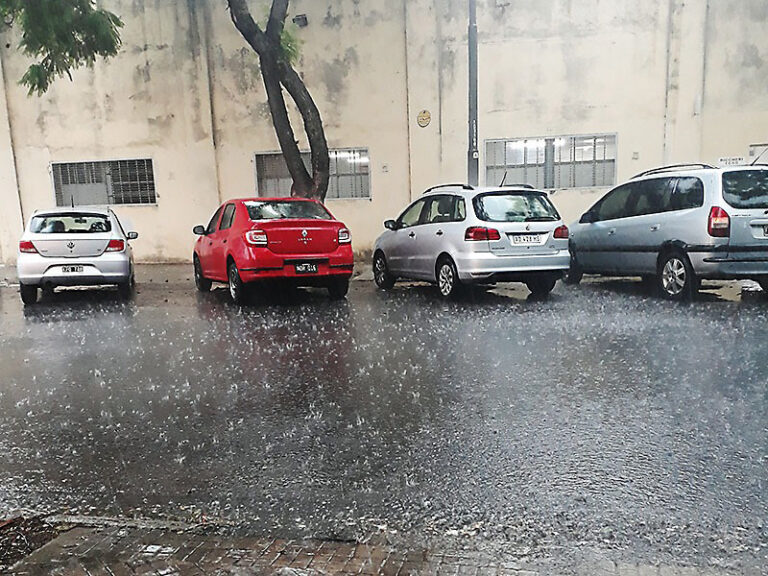 Calle anegada en la ciudad de Rosario después de las intensas lluvias de abril.