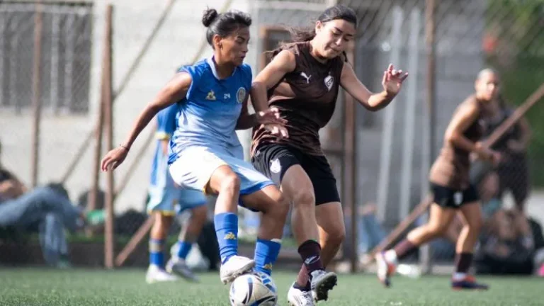 Jugadoras de Rosario Central en acción en un partido de fútbol femenino.