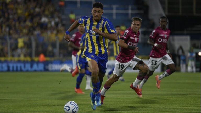 Jugadores de Rosario Central e Independiente del Valle durante el partido de Copa Libertadores en el estadio Gigante de Arroyito.