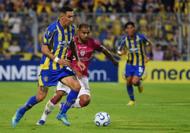 Delegación de Rosario Central en el aeropuerto rumbo a Paraguay para enfrentar a Libertad.