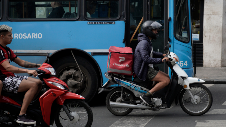 Repartidor de delivery con mochila térmica en una calle de Rosario, Santa Fe