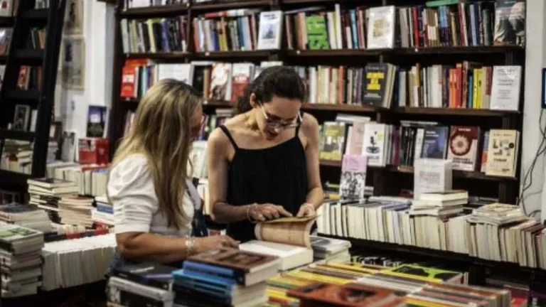 Personas recorriendo stands de libros durante la Noche de Librerías en el Centro Cultural Fontanarrosa, Rosario.