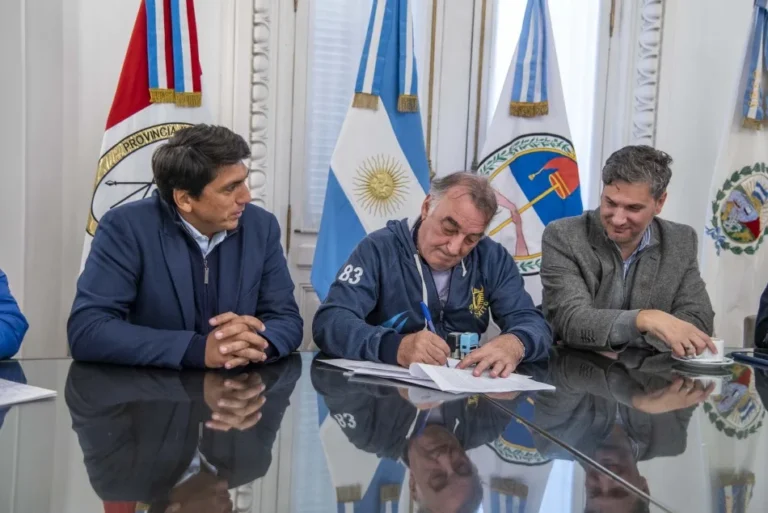Firma de convenio entre autoridades municipales, provinciales y ex combatientes de Malvinas para el Operativo Invierno 2026 en Rosario