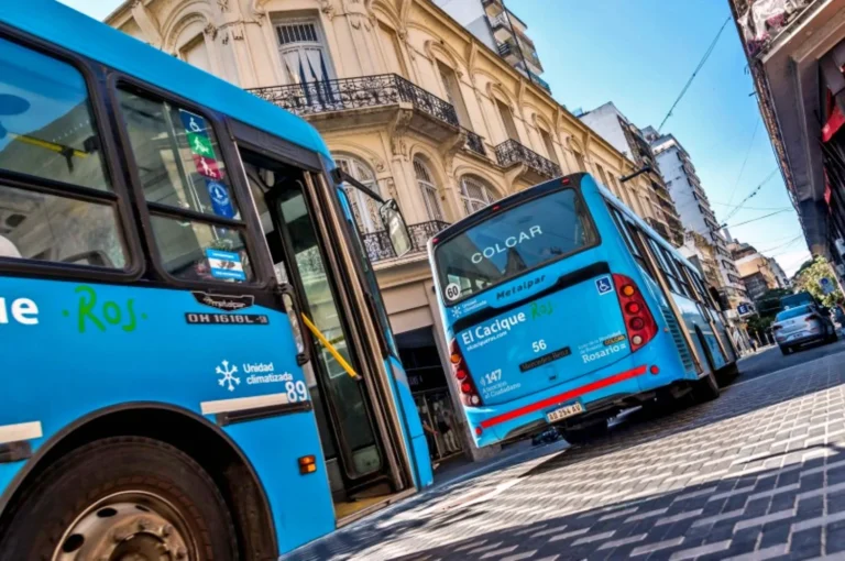 Ministro Gustavo Puccini durante una exposición sobre transporte público en Santa Fe