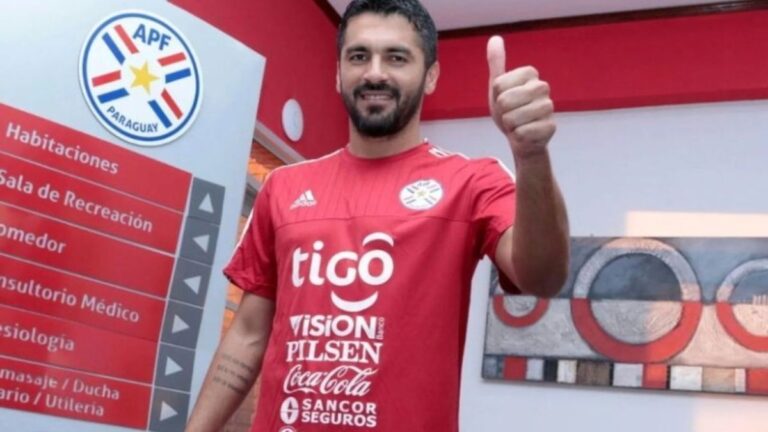 Santiago 'Sasá' Salcedo con la camiseta de Newell's Old Boys