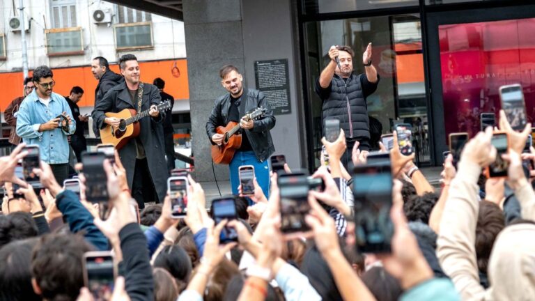 Chano Charpentier cantando en la explanada del Centro Cultural Fontanarrosa de Rosario con público presente