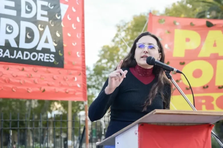Concentración del Frente de Izquierda en la puerta de la Bolsa de Comercio de Rosario durante el 1° de Mayo