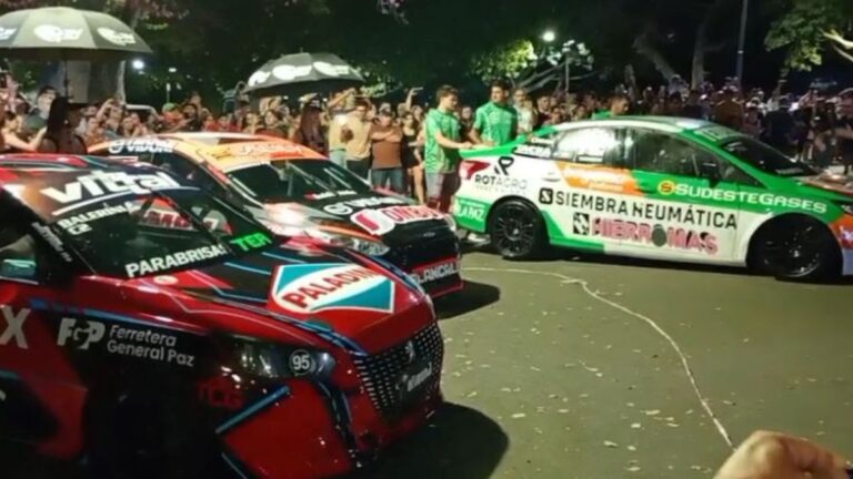 Público y autos de competición durante la exhibición del Turismo Nacional en el Parque Urquiza, Rosario.